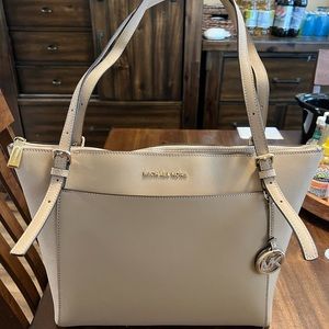 New w/o tags Michael Kors purse. Never used, perfect condition.